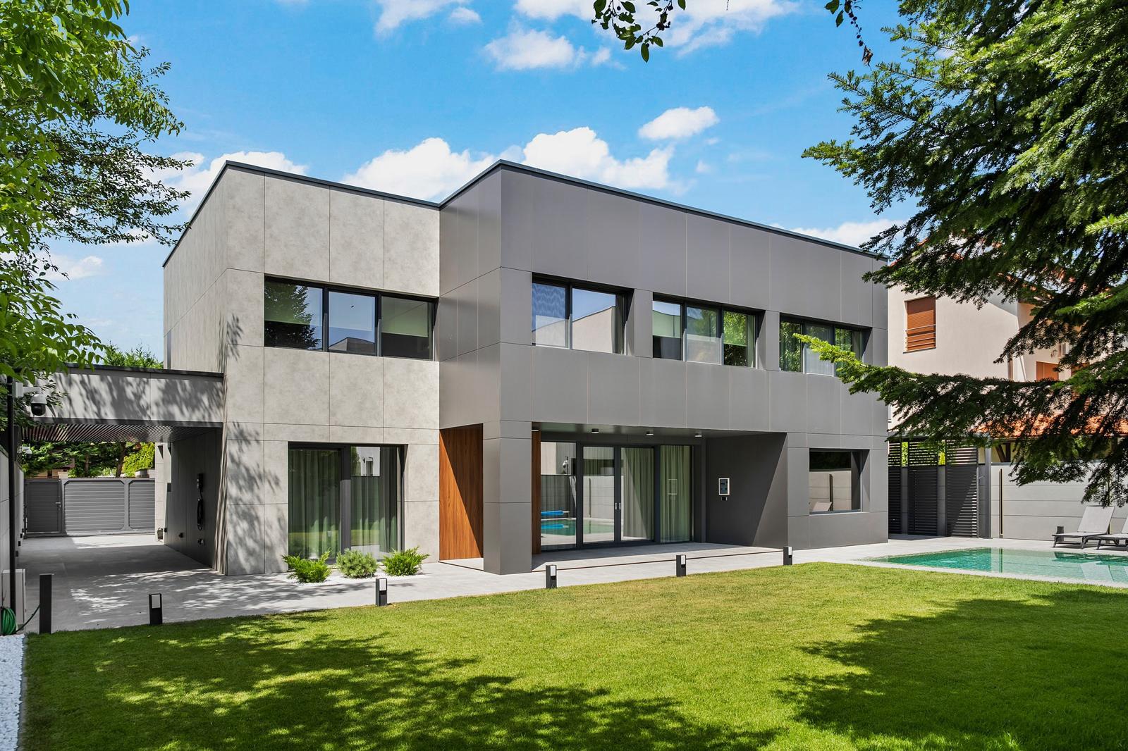 Vilă Modernă cu Piscină și Finisaje Premium
