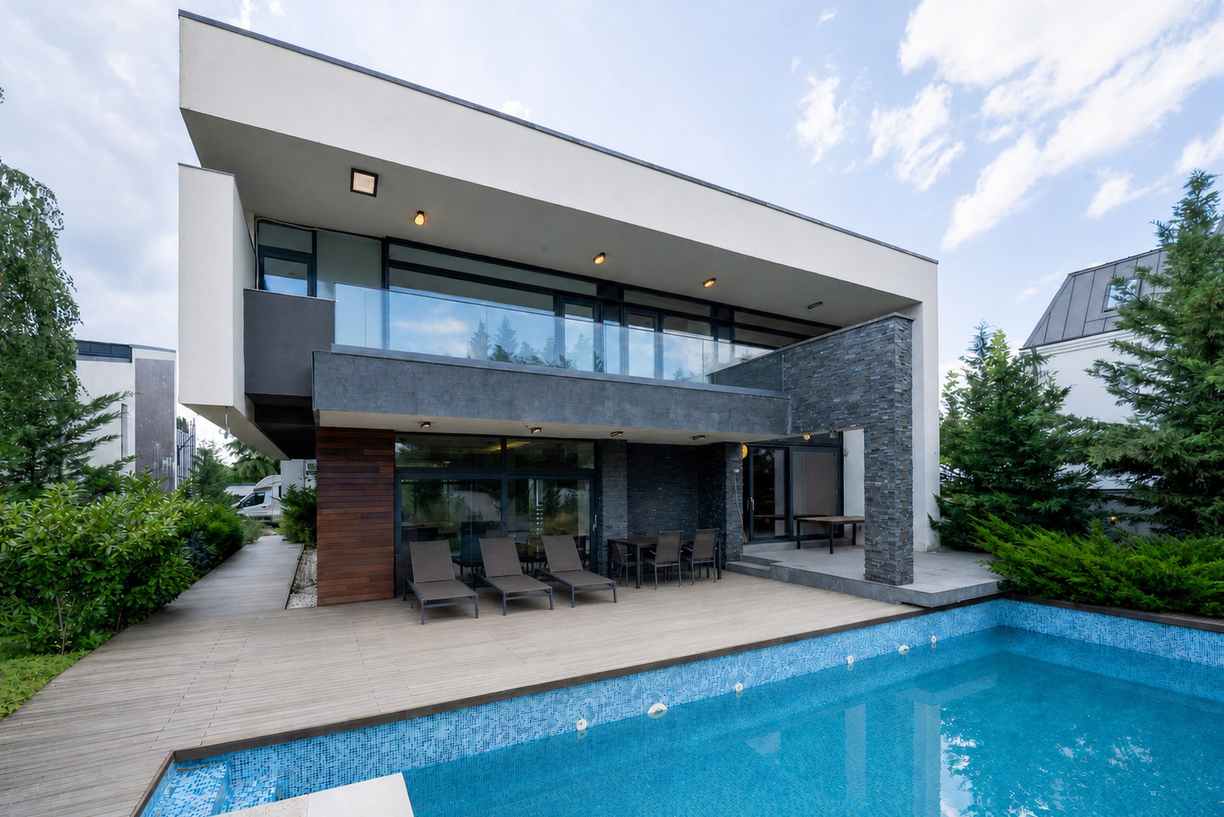 Vilă cu Grădină Japoneză Interioară | Pipera | 290 mp Utili + 86 mp Terase | Teren 1.000 mp